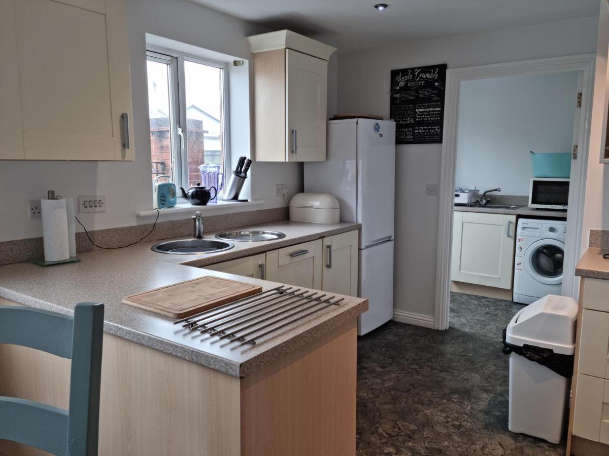 Sea Escape The Tardiis Beachfront Location Aberavon Beach Sea Views Driveway Parking Port Talbot Bagian luar foto
