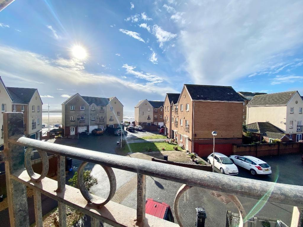 Sea Escape The Tardiis Beachfront Location Aberavon Beach Sea Views Driveway Parking Port Talbot Bagian luar foto